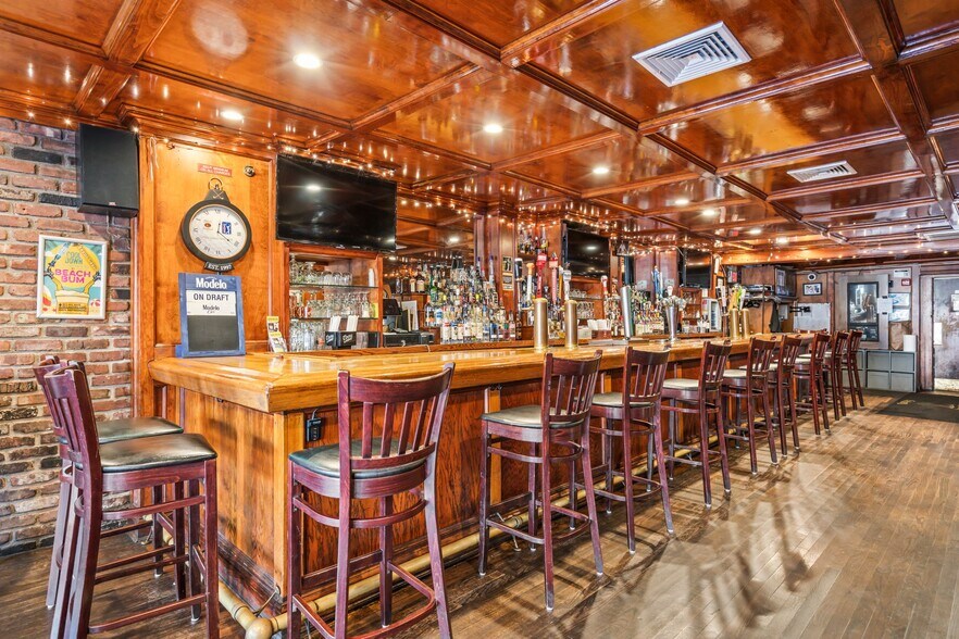 More Photos Of 8 Wall St, Huntington Restaurant For Sale