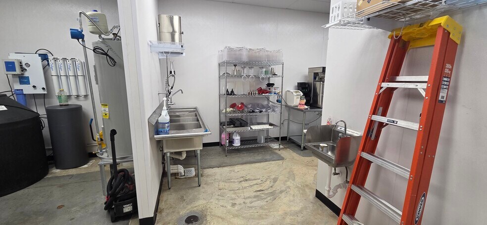 More Photos Of 1037 TX-46, New Braunfels Storefront For Lease