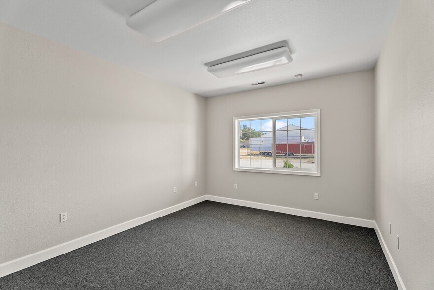 More Photos Of 180 Weyerhaeuser Dr N, Roseburg Warehouse For Sale