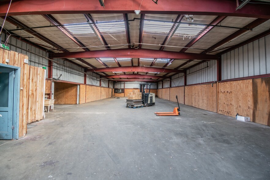 More Photos Of 4214 W Virginia Ave, Tampa Warehouse For Lease