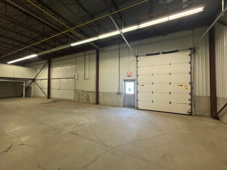 More Photos Of 121 Jason St, Owen Sound Warehouse For Lease