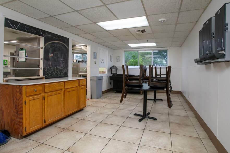 More Photos Of 707 N Waldrip St, Grand Saline Hospital For Sale