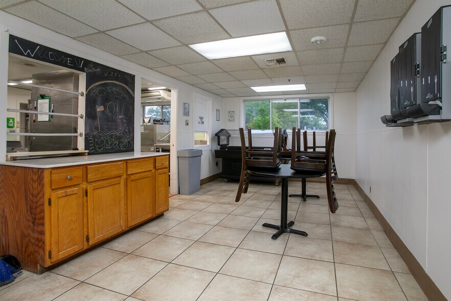 More Photos Of 707 N Waldrip St, Grand Saline Hospital For Sale