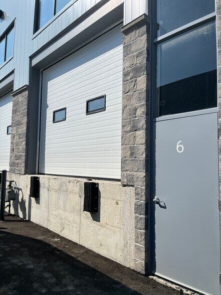 More Photos Of 5250 Solar Dr, Mississauga Manufacturing For Lease