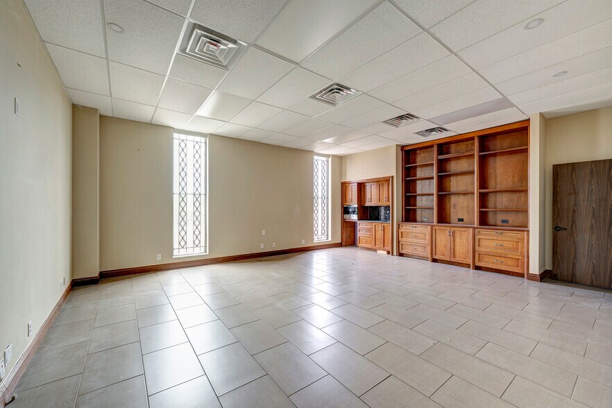 More Photos Of 7520 Lawndale St, Houston Flex For Lease