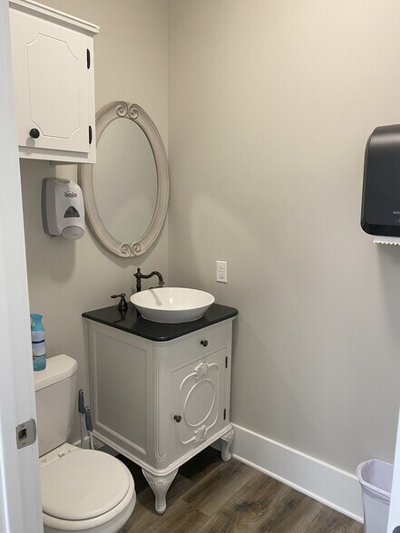 More Photos Of 400 Bexar Ave W, Hamilton Office For Sale