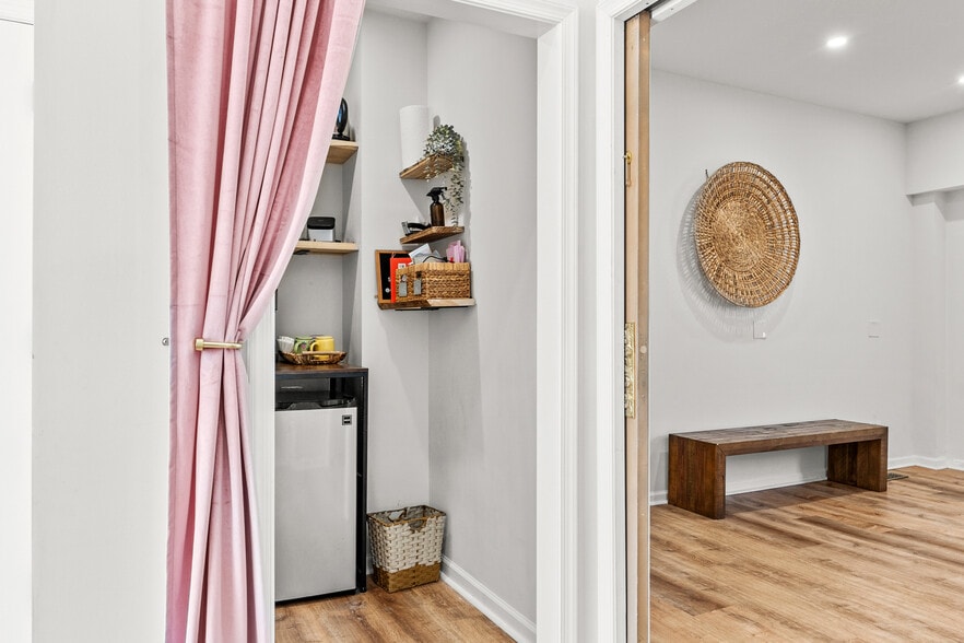 More Photos Of 694 Pont Reading Rd, Ardmore Storefront Retail Residential For Sale