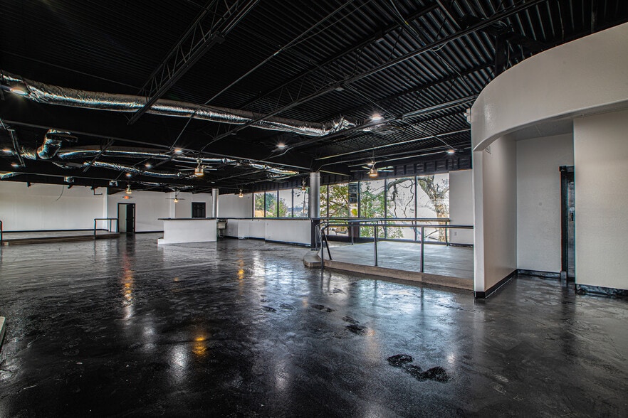 More Photos Of 802 Crosstimbers, Houston General Retail For Sale