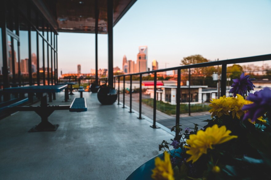 More Photos Of 529 W Summit Ave, Charlotte Office For Lease