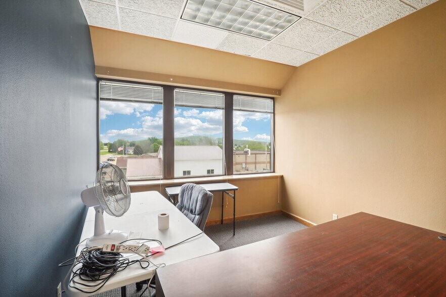 More Photos Of 101 Jones St, Barneveld General Retail For Sale