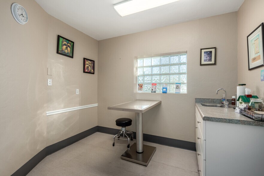 More Photos Of 20 W Dunlap Rd, Phoenix Veterinarian Kennel For Sale