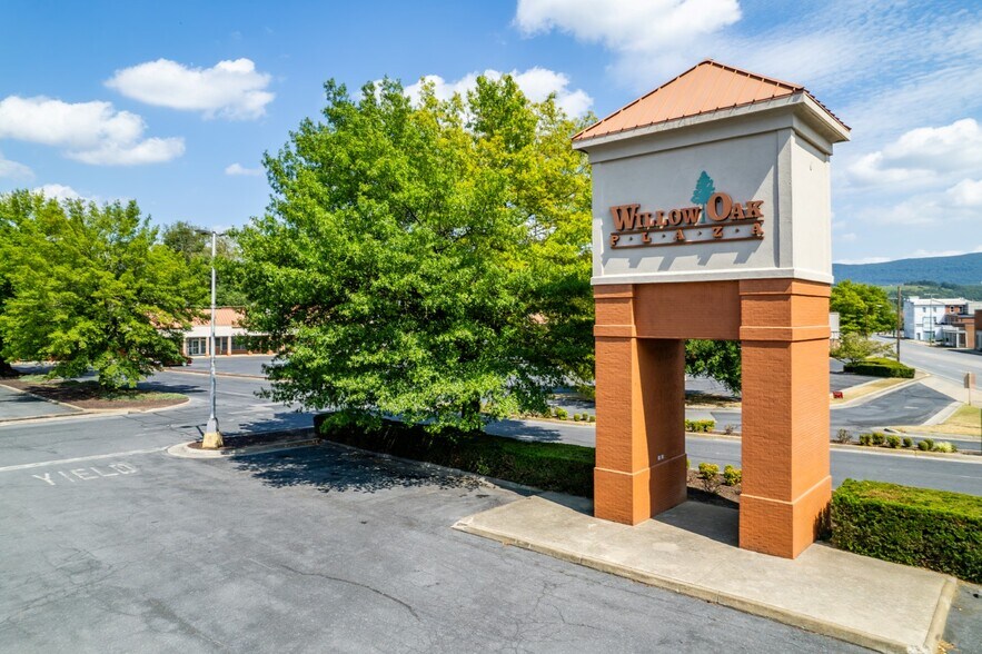 More Photos Of 801-901 W Broad St, Waynesboro Unknown For Lease