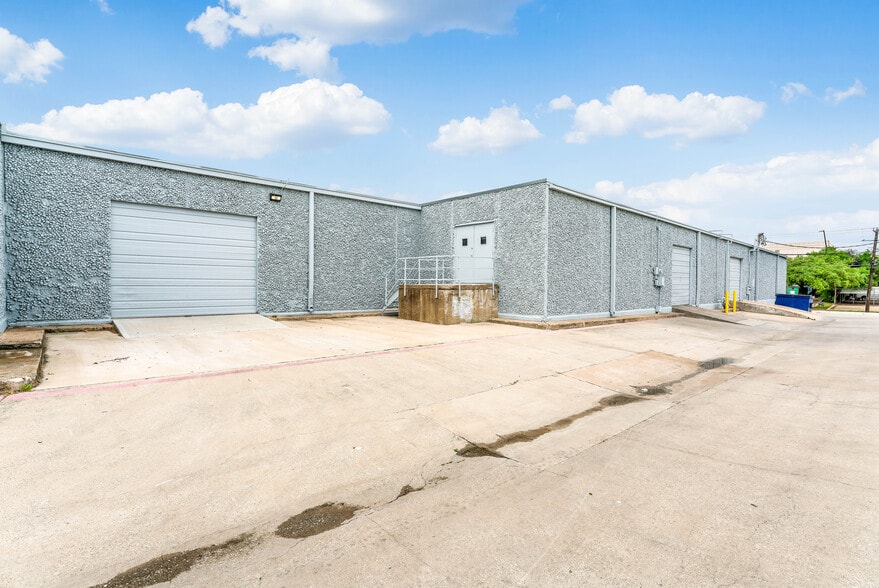 More Photos Of 2474 Manana Dr, Dallas Warehouse For Lease