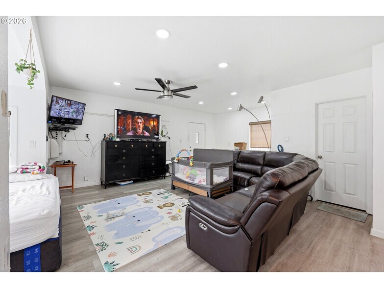 More Photos Of 11324 NE Sandy Blvd, Portland Hotel For Sale