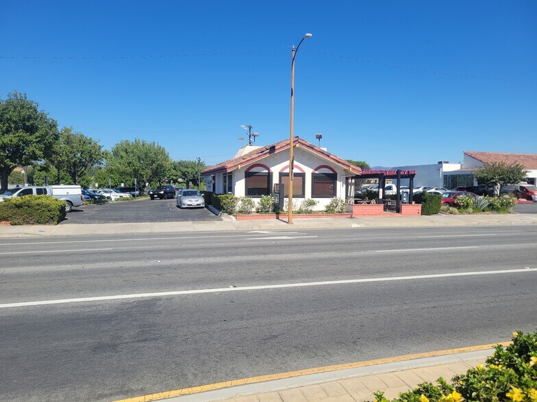More Photos Of 23029 Soledad Canyon Rd, Santa Clarita Fast Food For Lease