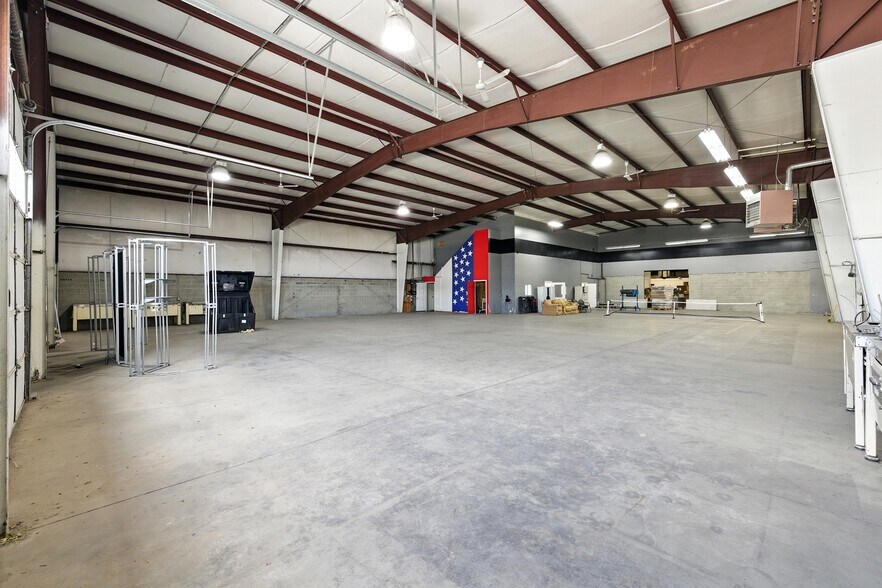 More Photos Of 376-384 Commerce Loop, Orem Manufacturing For Lease