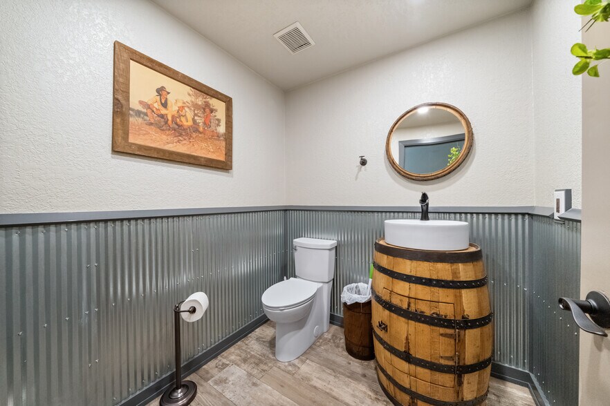 More Photos Of 122 E Cranston Ave, Fowler Flex For Sale