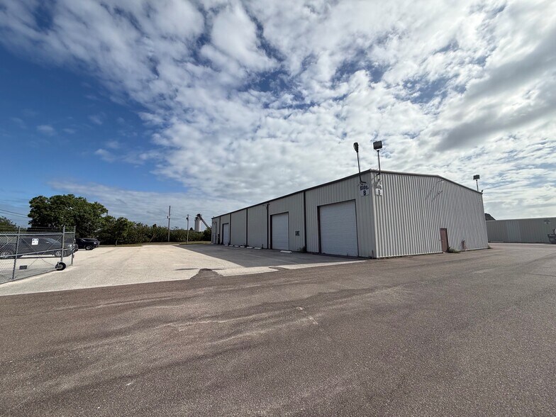 More Photos Of 12625 40th St N, Clearwater Warehouse For Lease