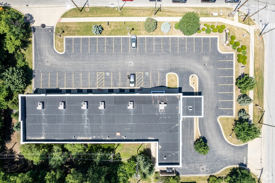 More Photos Of 1000-1050 Geneva Rd, Wheaton Unknown For Lease