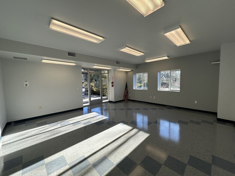 More Photos Of 4015 S Old Stage Rd, Mount Shasta Distribution For Lease