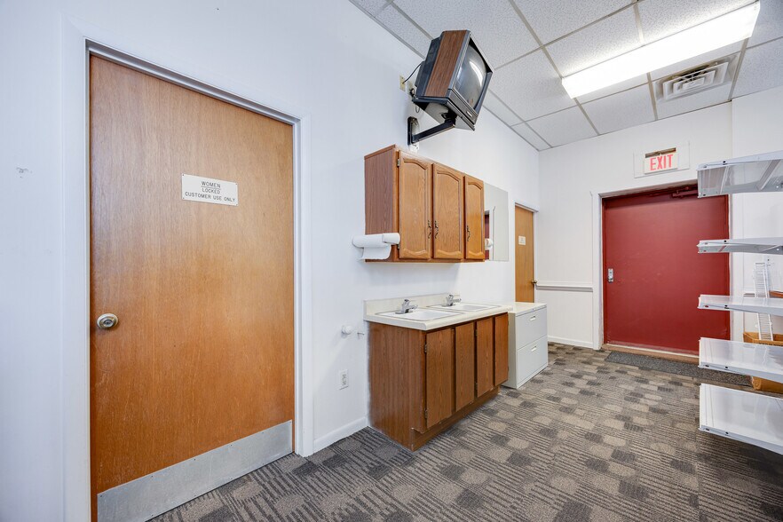 More Photos Of 30 E Main St, Luray Office For Sale