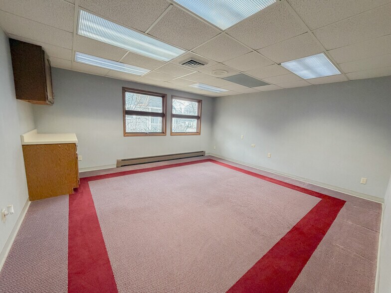 More Photos Of 515 Gold St, Green Lake Office For Sale