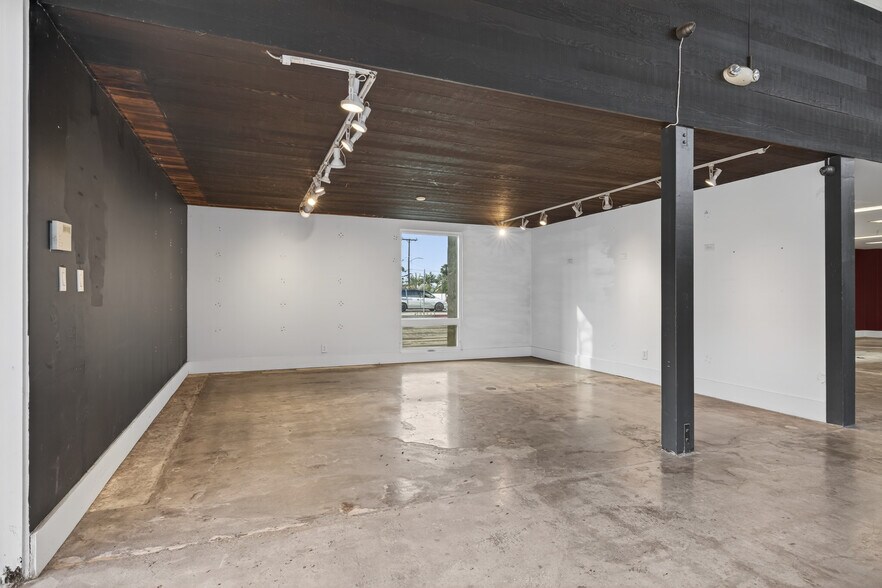 More Photos Of 1895 E Main St, Ventura General Retail For Sale