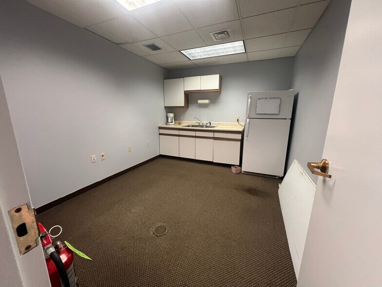 More Photos Of 340 Railroad St, Danville Flex For Lease