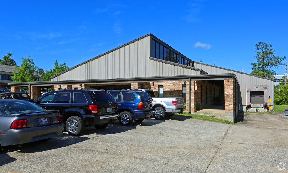 More Photos Of 140 Business Center Dr, Birmingham Industrial For Lease