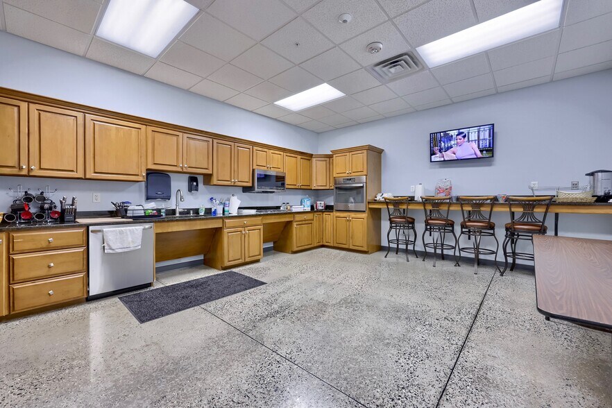 More Photos Of 22 Blackhawk Ln, Elizabethtown Distribution For Sale