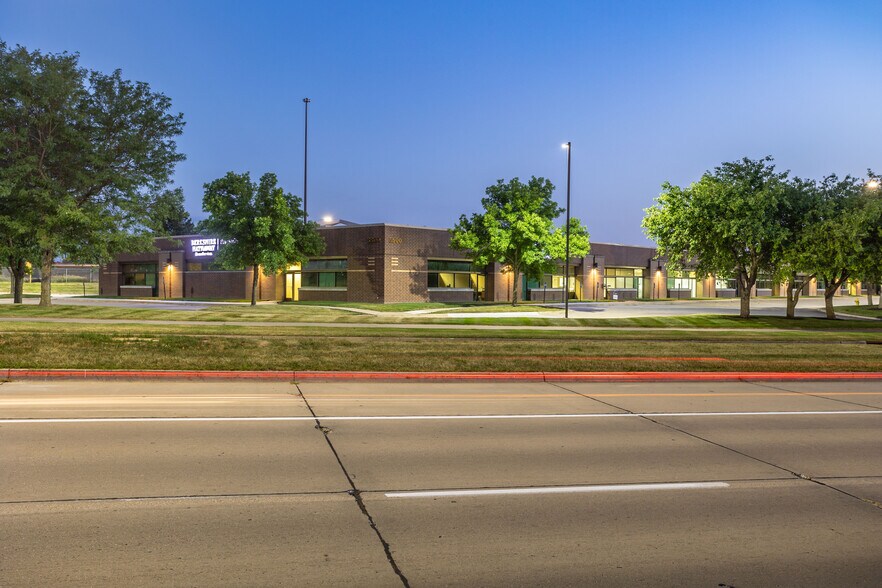 More Photos Of 5500 Westown Pky, West Des Moines Office For Lease