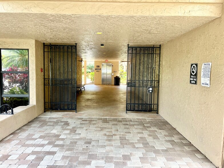 More Photos Of 2650 Bahia Vista St, Sarasota Medical For Sale