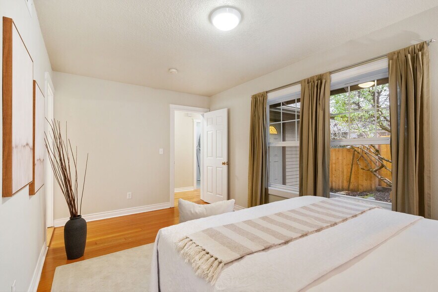 More Photos Of 7307 SW Capitol Hwy, Portland Office Residential For Sale