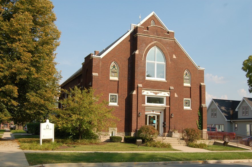 More Photos Of 30 N Lincoln St, Batavia Office For Lease