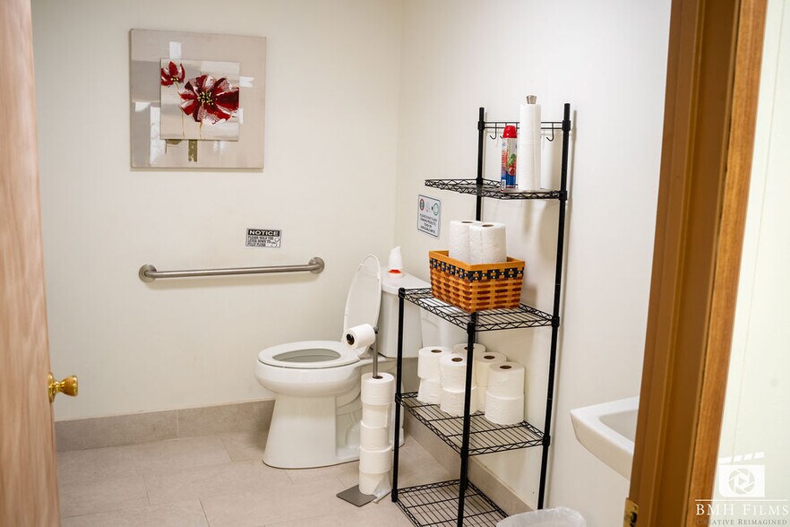 More Photos Of 707-709 N Palestine St, Athens Medical For Lease