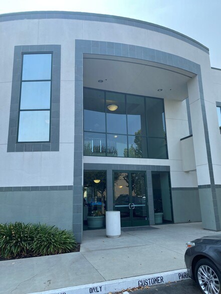 More Photos Of 7111 N Fresno St, Fresno Office For Lease