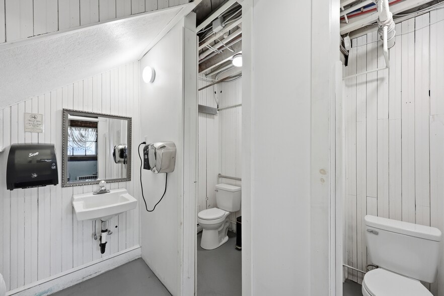 More Photos Of 43 Naubuc Ave, Glastonbury Flex For Sale