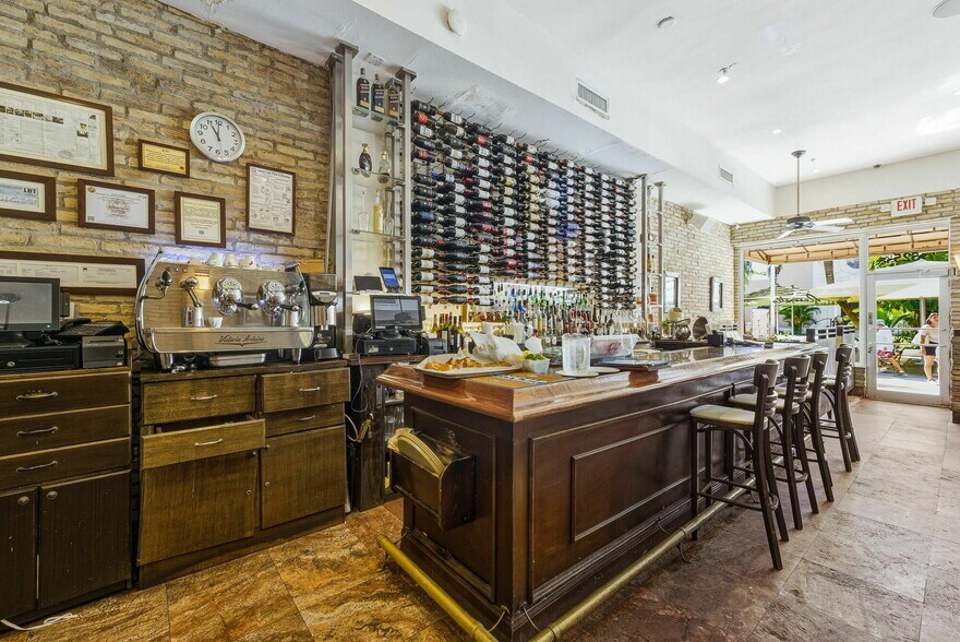 More Photos Of 529-533 Lincoln Rd, Miami Beach Storefront For Lease