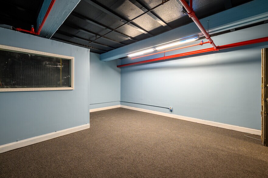 More Photos Of 86-90 Forrest St, Jersey City Warehouse For Lease