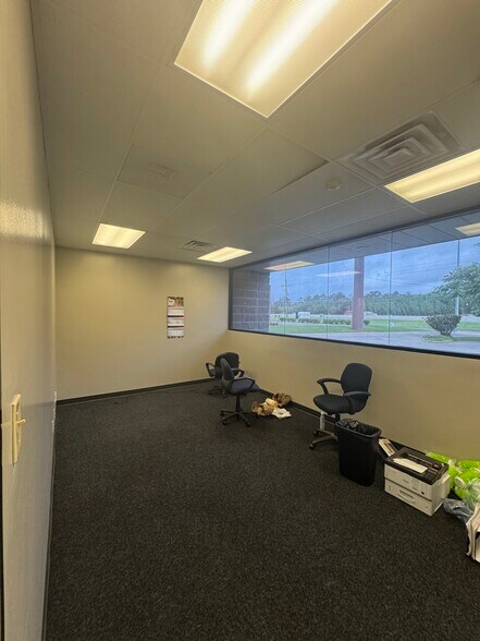 More Photos Of 3915 W Cardinal Dr, Beaumont Distribution For Lease