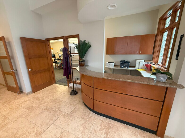More Photos Of 7971 Moorsbridge Rd, Portage Medical For Lease