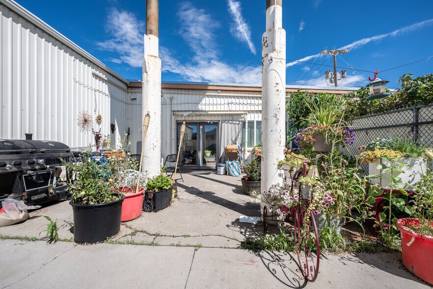 More Photos Of 416 State St, Trinidad Flex For Sale