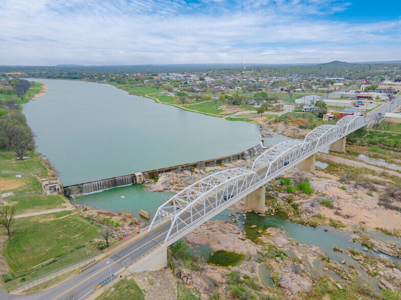 More Photos Of 1307 Wright St, Llano Freestanding For Sale