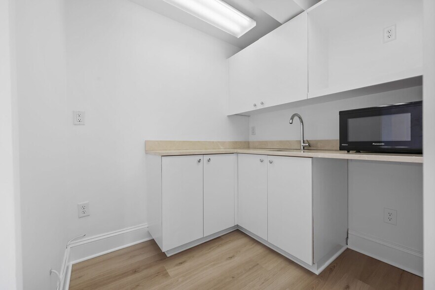 More Photos Of 31 Saint Roch Ave, Greenwich Office Residential For Lease