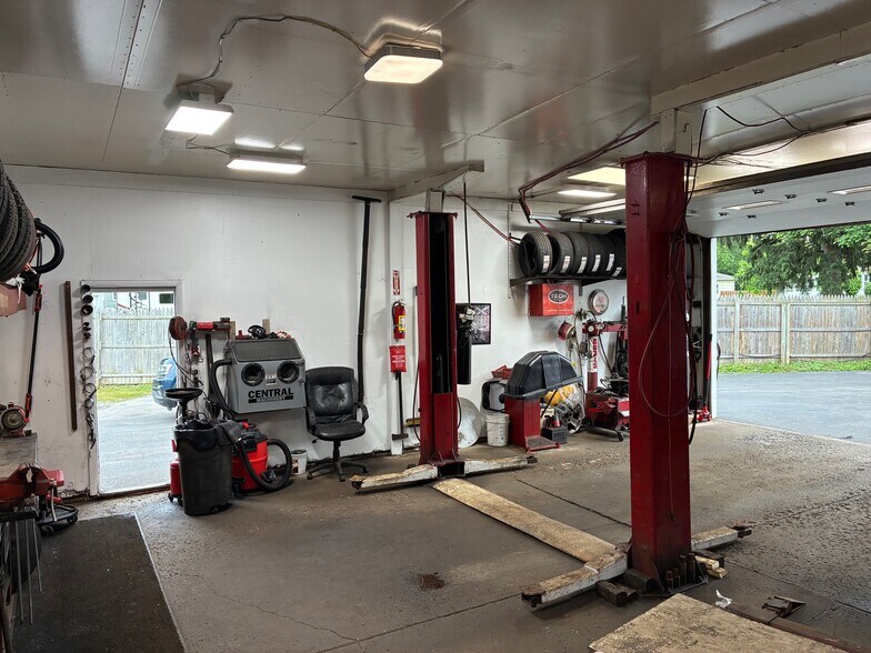 More Photos Of 88 Southern Dr, Rochester Industrial For Sale