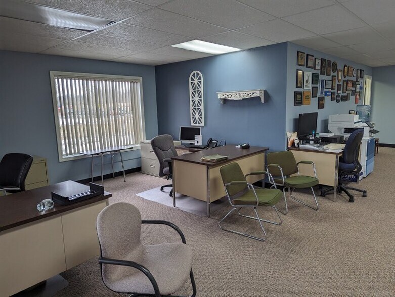 More Photos Of 76 Palomba Dr, Enfield Unknown For Lease