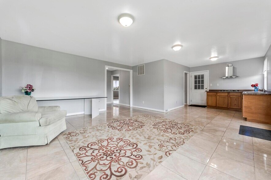More Photos Of 7969 Richardson Rd, West Bloomfield Office Residential For Sale