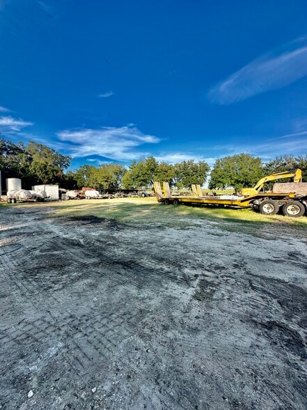 More Photos Of 465 E Collins St, Umatilla Light Manufacturing For Lease