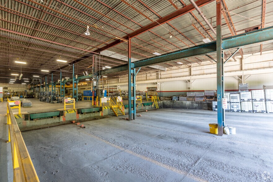 More Photos Of 401 E 5th St, Pinconning Distribution For Sale