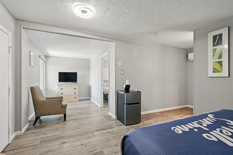 More Photos Of 91 E Main St, Bicknell Hotel For Sale